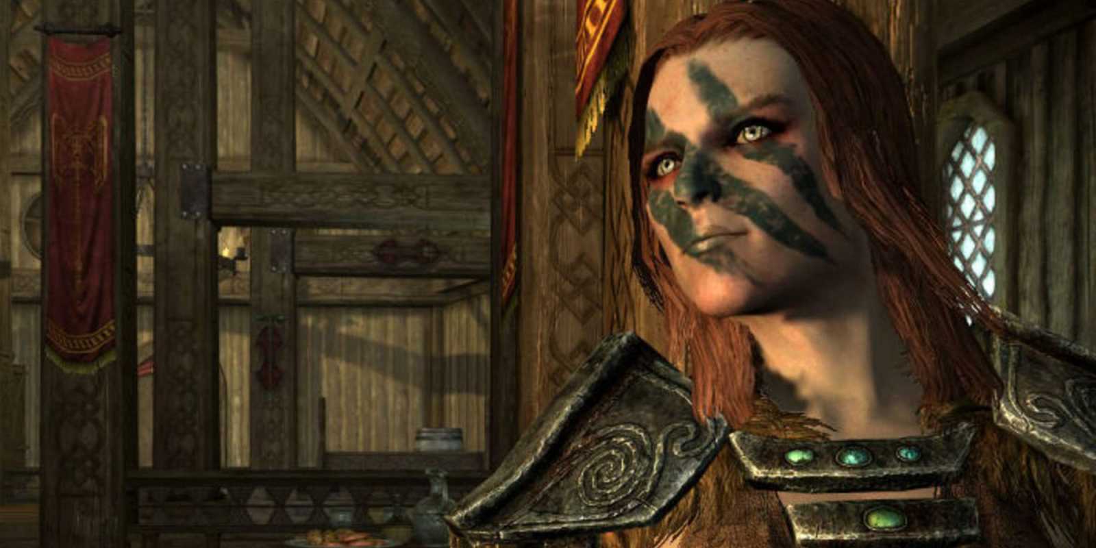 Aela la Cazadora mirando fuera de cámara con pintura negra en la cara en Skyrim