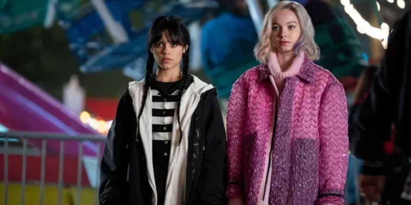 Wednesday war ganz in Schwarz gekleidet und Enid war ganz in Pink gekleidet