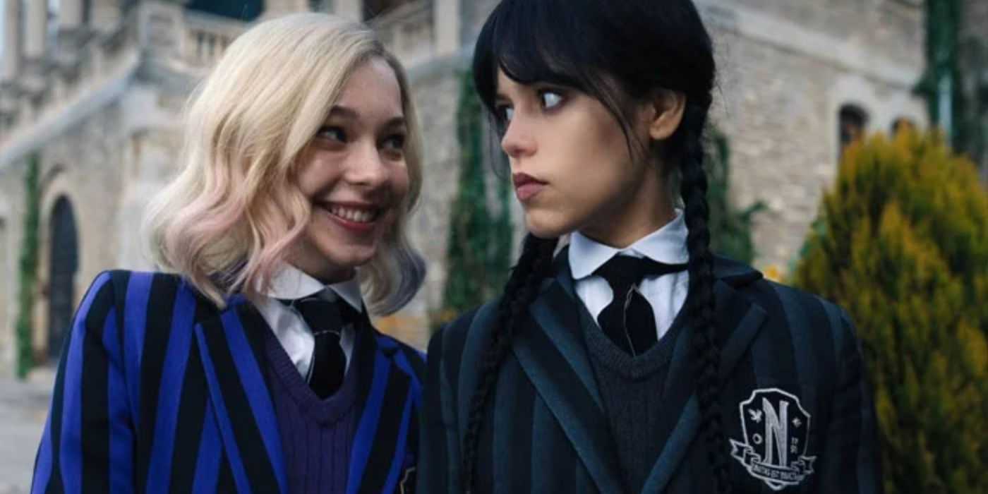 Enid und Wednesday schauen sich an