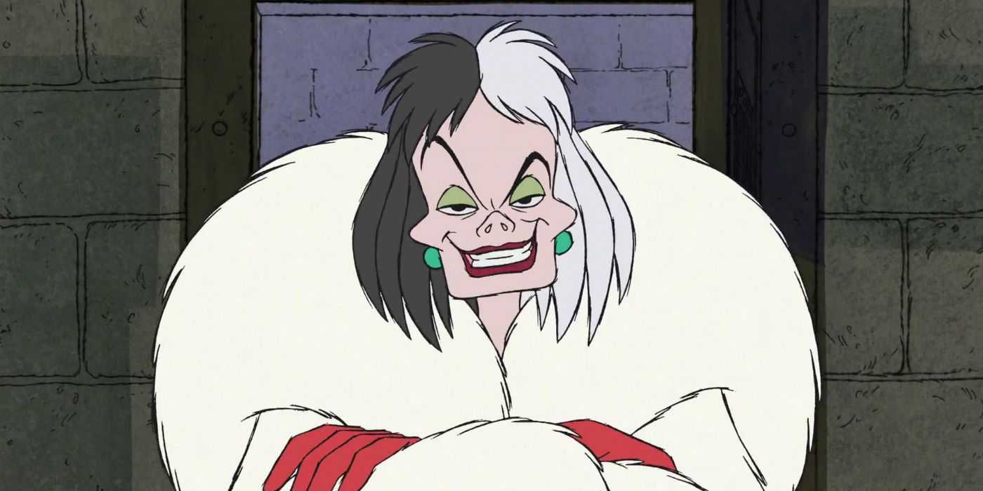 Cruella de Vil con los brazos cruzados mientras sonríe maliciosamente