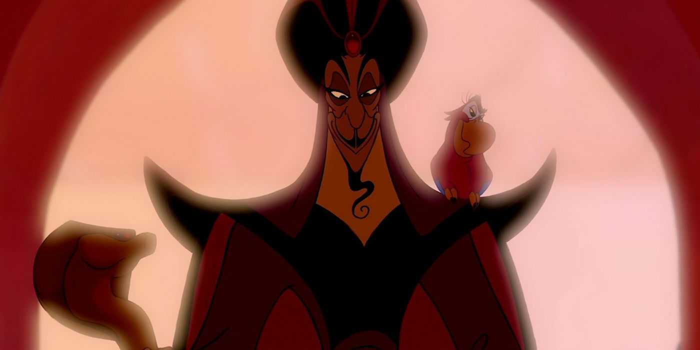 Jafar en la película Aladdin con Yago al hombro