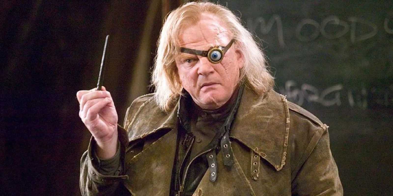 Barty Crouch Jr. posiert als Alastor Moody während eines Verteidigungskurses in Hogwarts