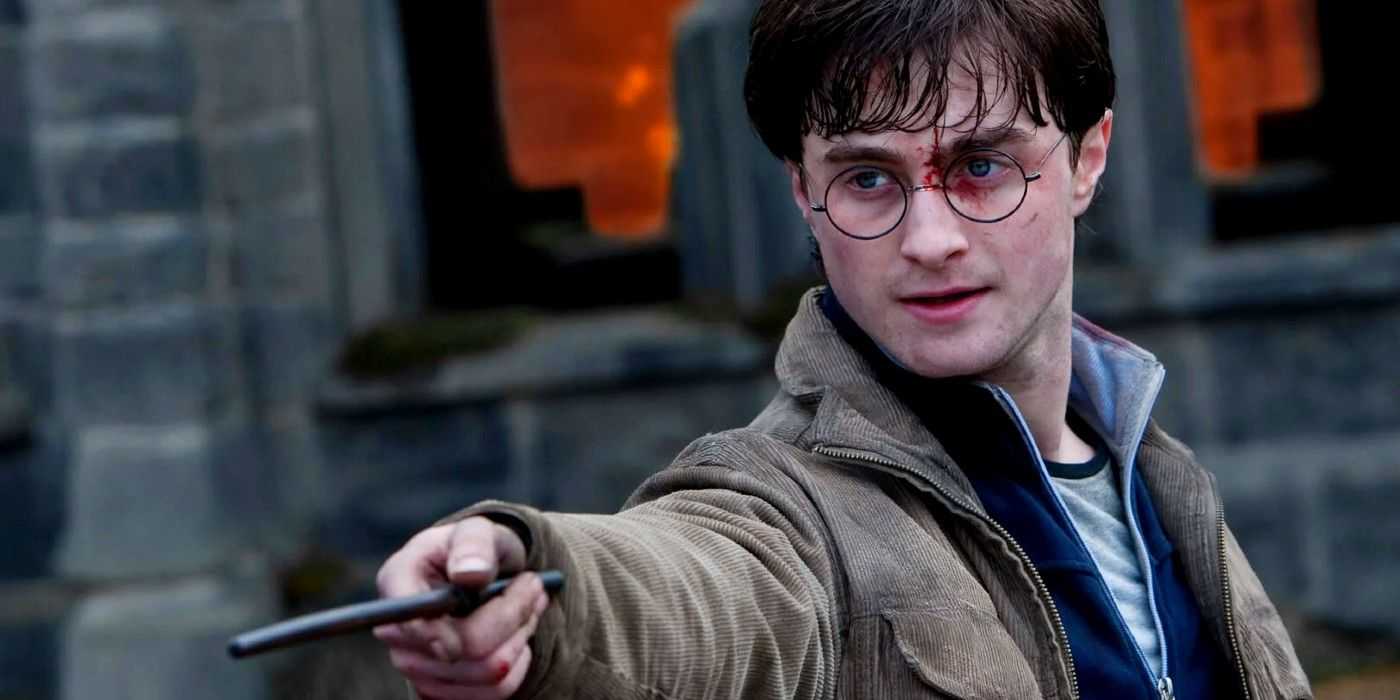 Harry schwingt seinen Zauberstab während des letzten Kampfes gegen Voldemort