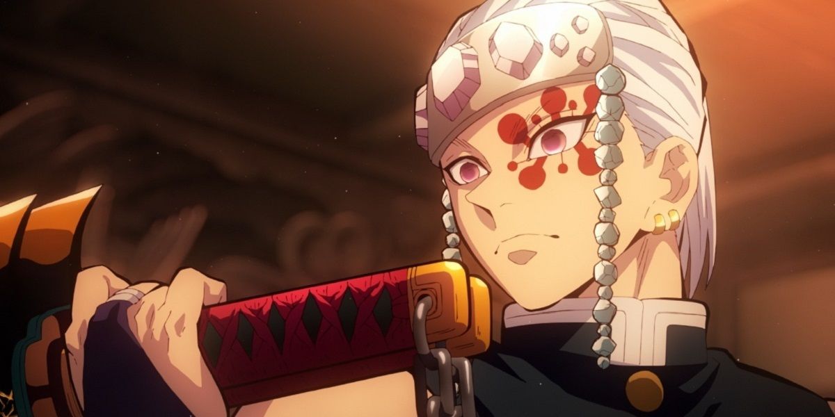 Tengen Uzui z Demon Slayer drží svoje Nichirin sekáčky.