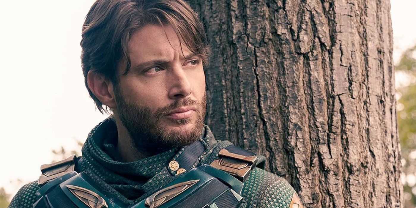 『ザ・ボーイズ』でソルジャーボーイとして遠くを見つめるジェンセン・アクレス
