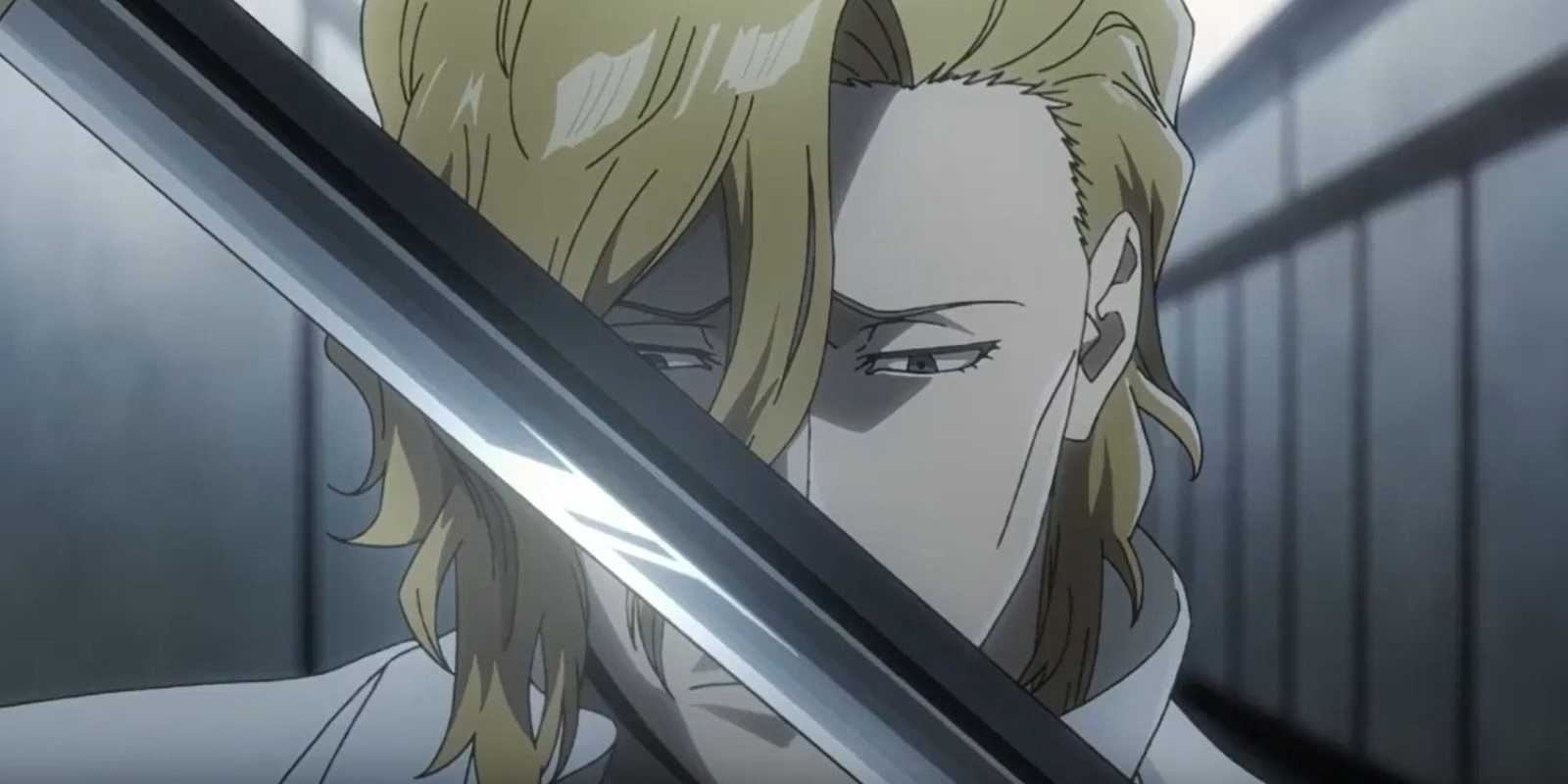 Rose de lejía mirando la espada.