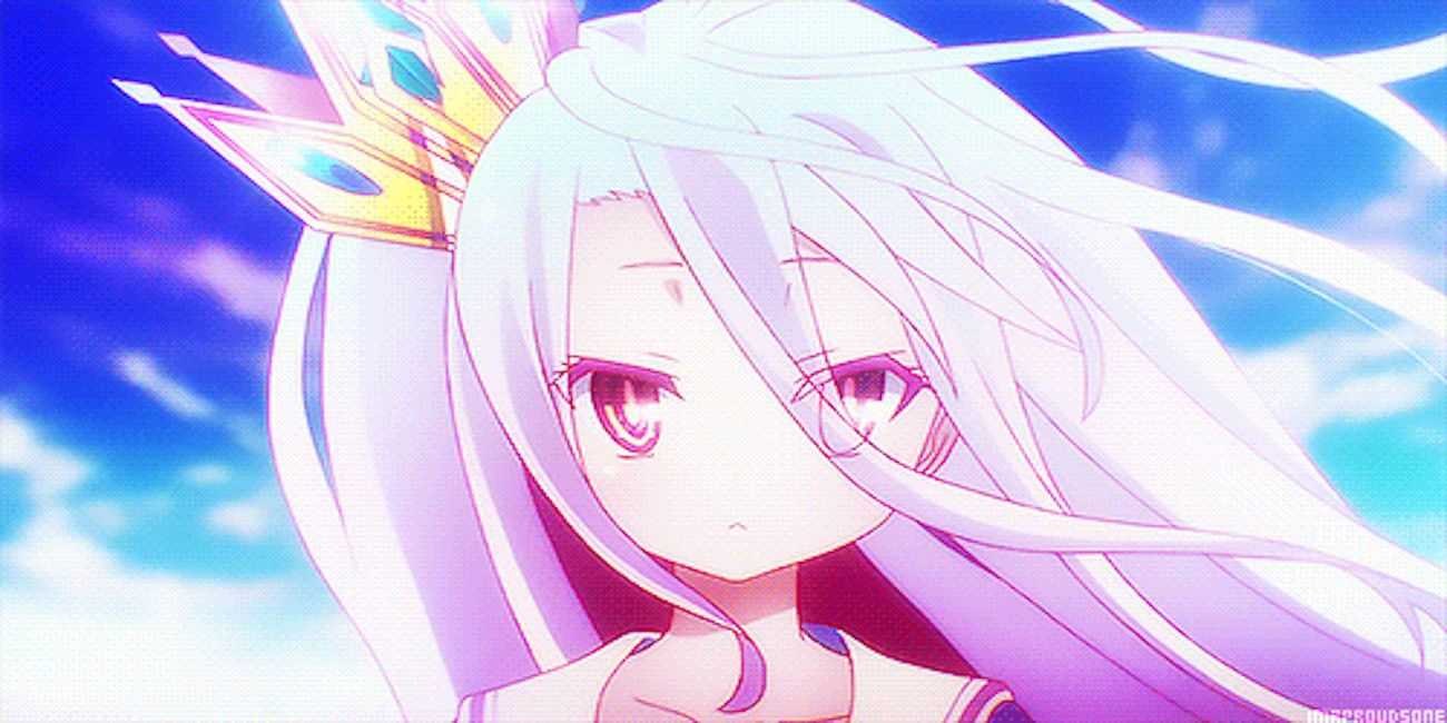 Shiro sa mračí a nosí svoju korunu vo filme No Game No Life.