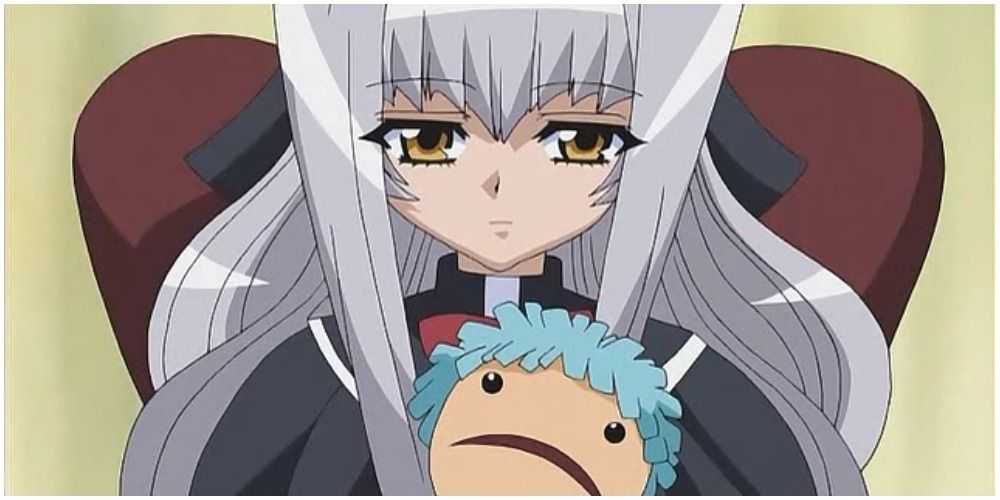 Anju Maaka slávnostne sedí v kresle a drží svoju bábiku, Boogie-kun z anime Karin