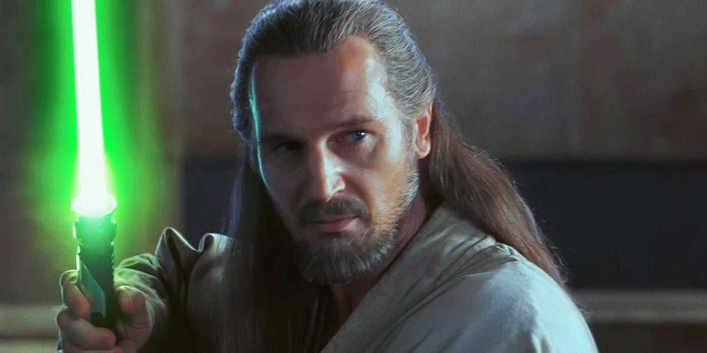 Qui-Gon Jinn mit seinem grünen Lichtschwert in Star Wars: The Phantom Menace