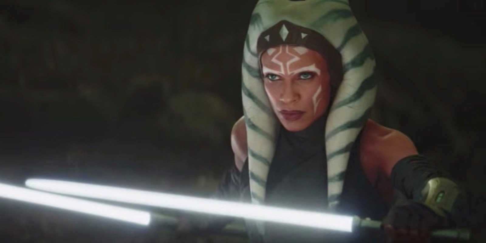Rosario Dawson als Ahsoka Tano mit ihren weißen Lichtschwertern
