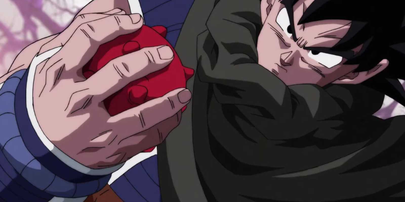 Turles sostiene fruta en Dragon Ball Z: The Tree of Might