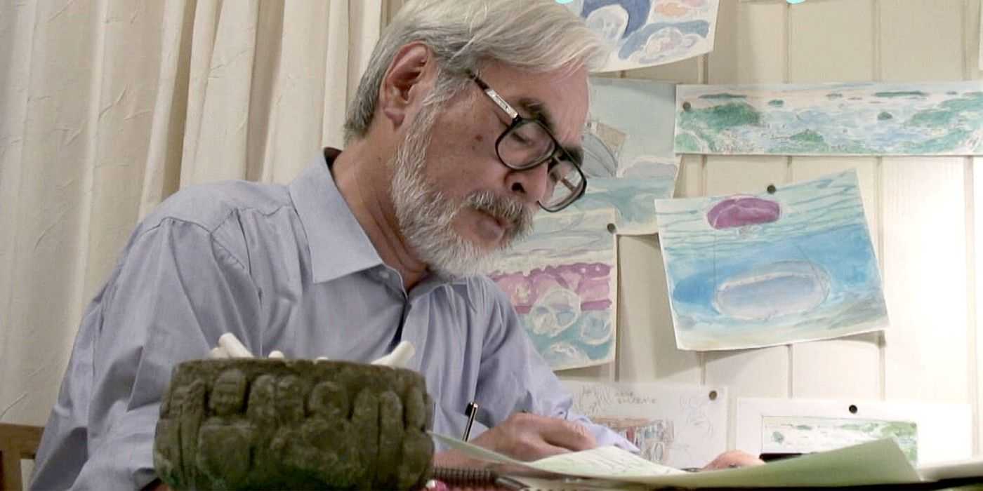 Hayao Miyazaki trabaja en su mesa