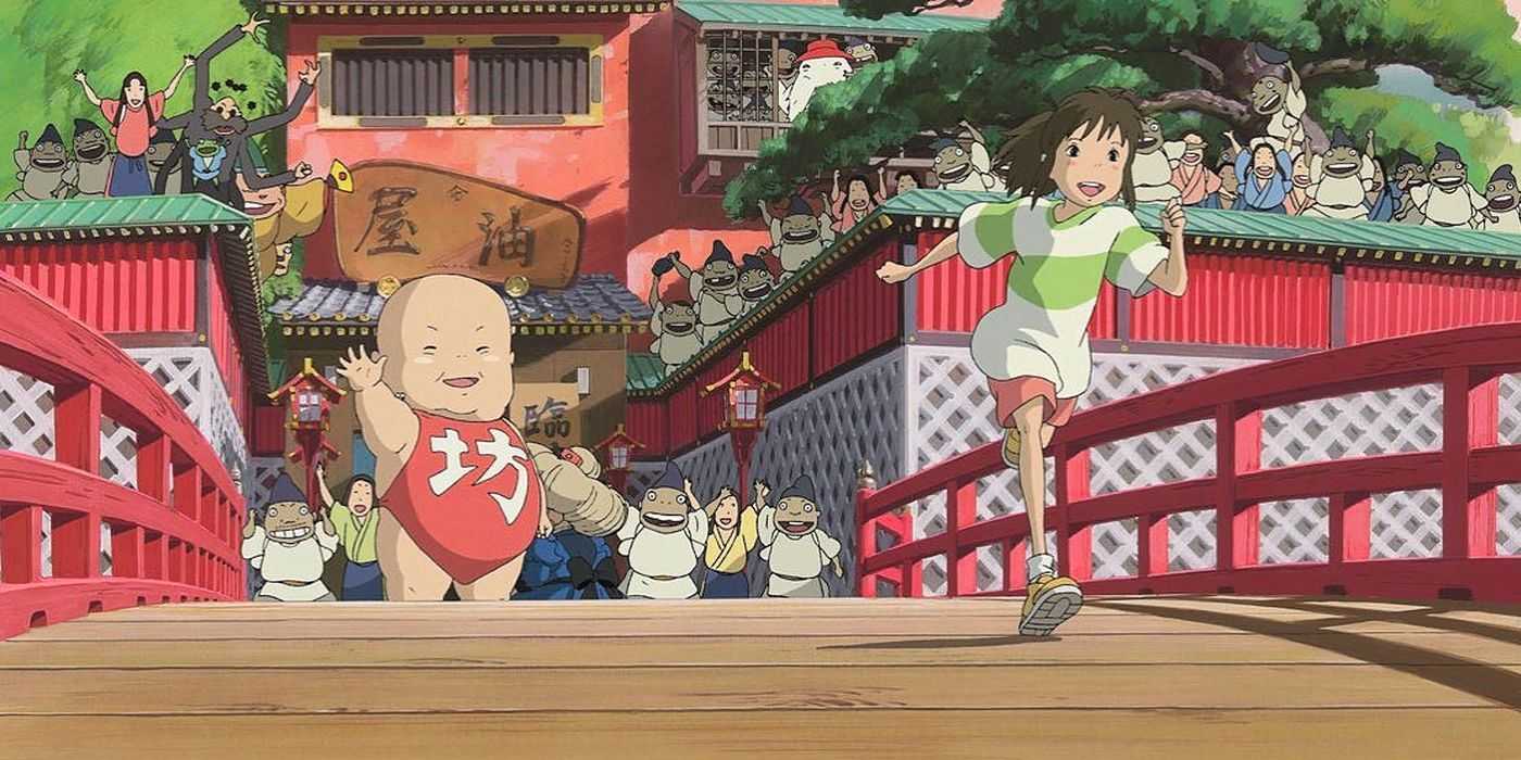 Chihiro huye de la casa de baños, perseguida por demonios en El viaje de Chihiro.