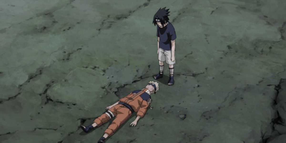 sasuke parado sobre naruto