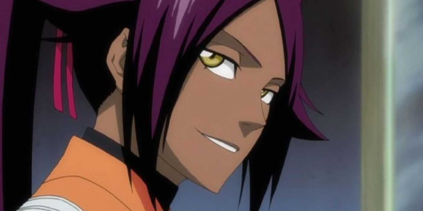 Yoruichi Shihoin sonriendo con confianza en Bleach.