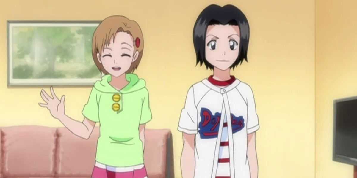 ブリーチのゆずと黒崎カリンが並んで立っています。