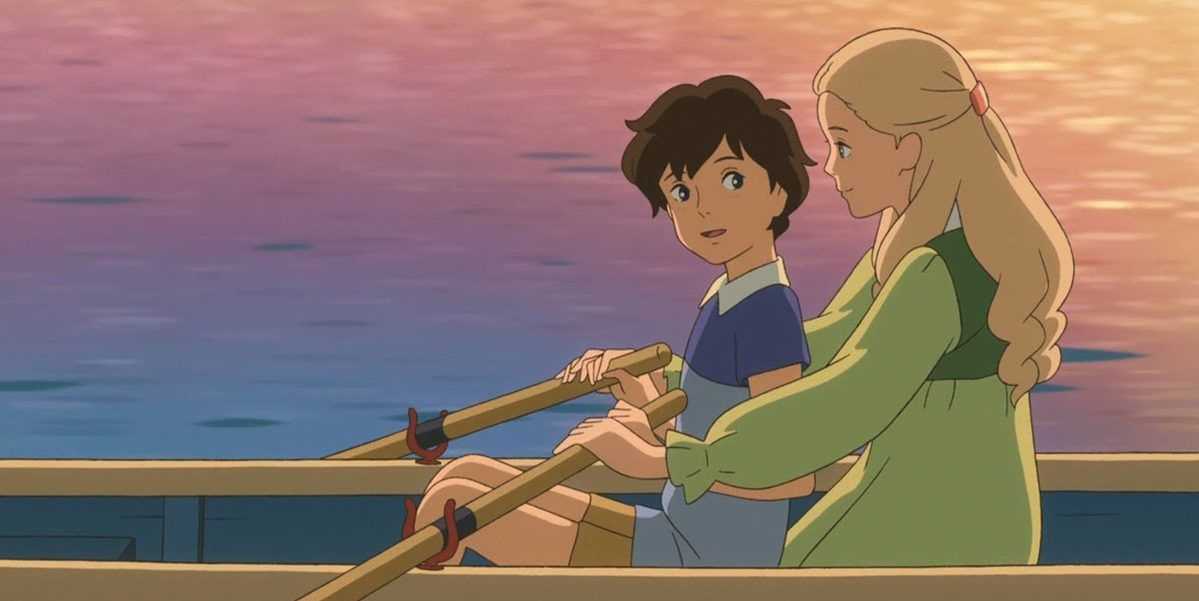 Marnie hält Anna fest, während sie das Boot durch das Wasser steuert