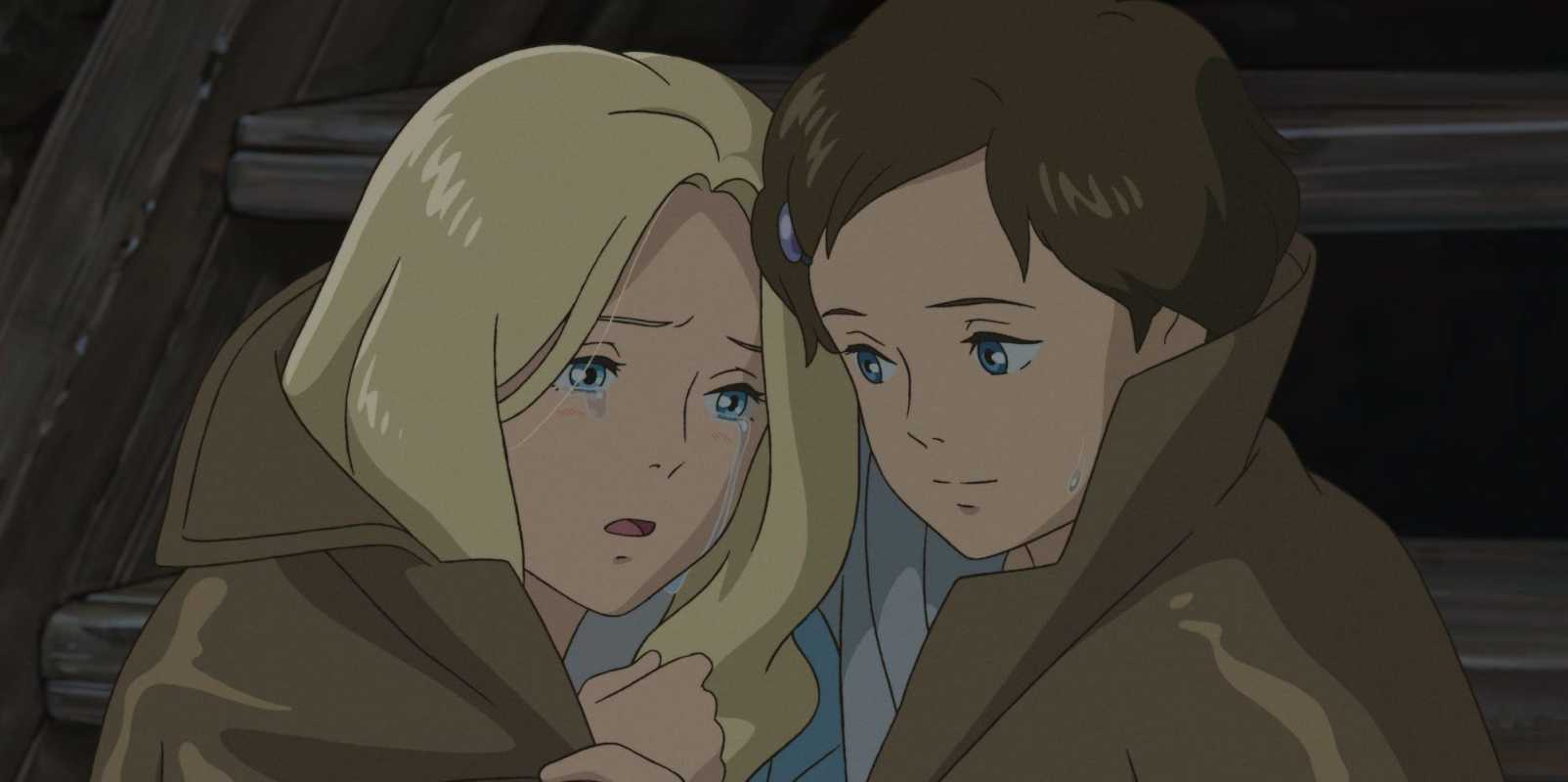 Marnie weint, als sie und Anna gemeinsam einen Mantel anziehen