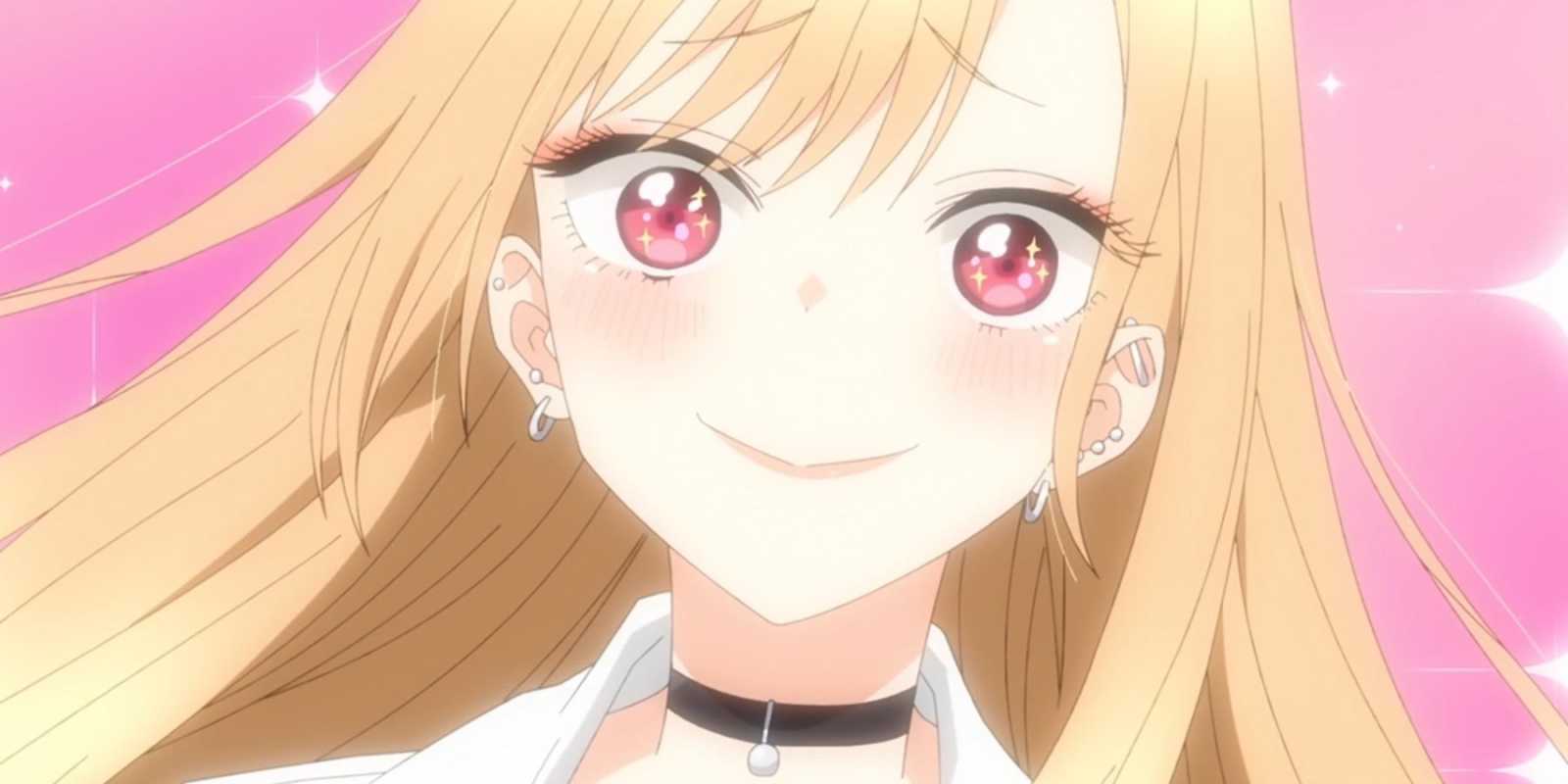 Marin lächelt und funkelt um sich herum im Anime „My Dress-Up Darling“.