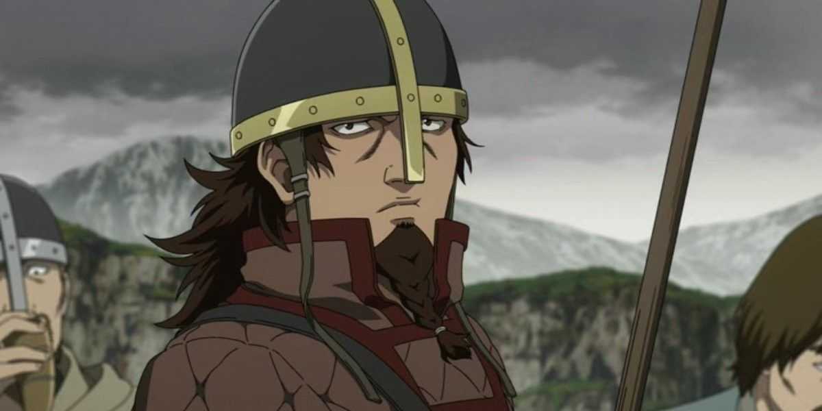 Bjorn sa mračí a nosí prilbu vo Vinland Saga.