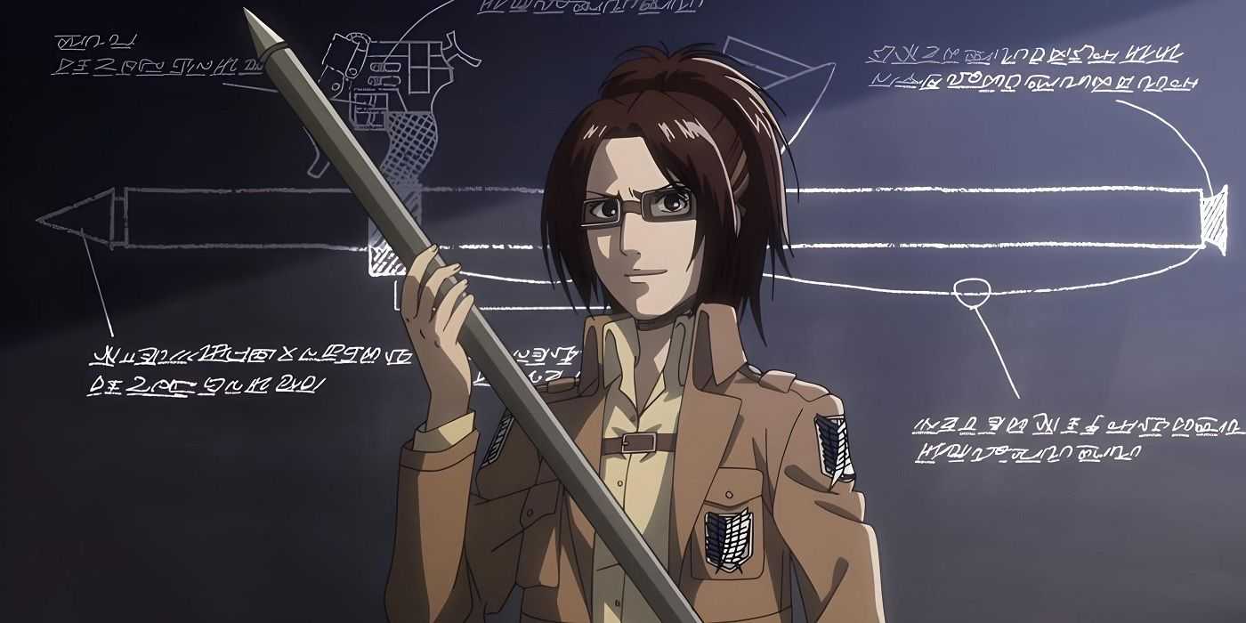 Hange Zoe hält einen Donnerspeer in der Hand, während sie vor ihren Forschungsnotizen zu „Attack On Titan“ steht