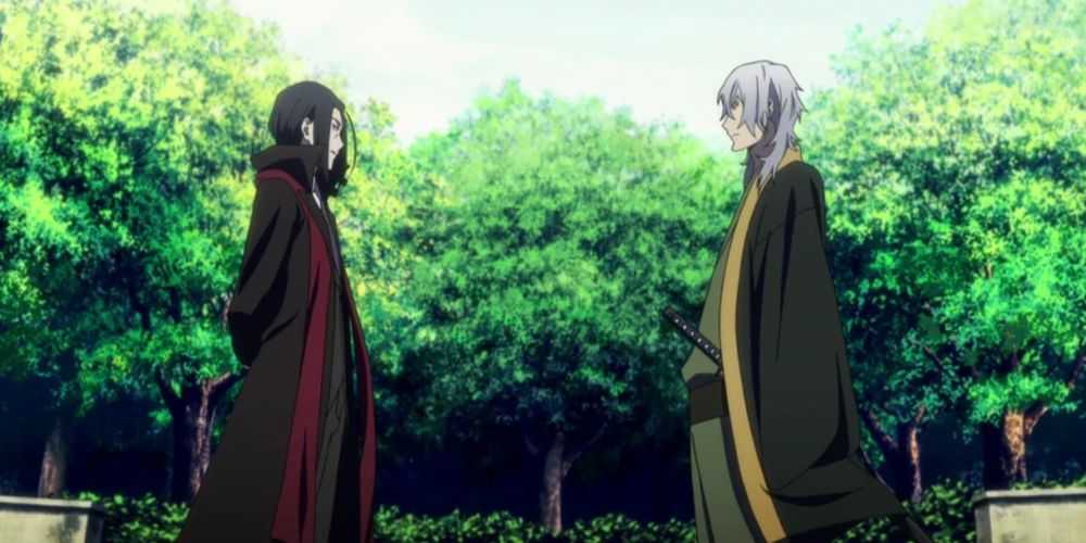 Fukuzawa a Mori stoja oproti sebe na nádvorí v Bungou Stray Dogs