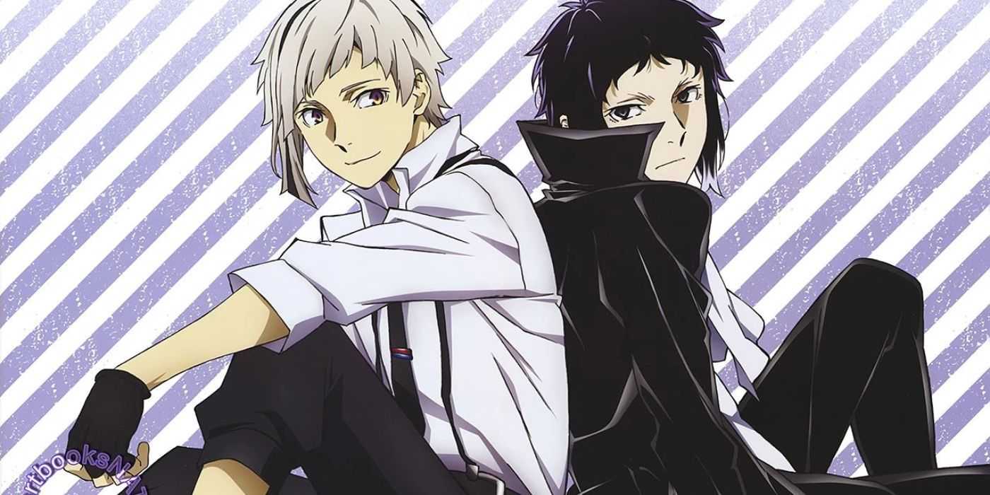 Atsushi a Akutagawa sedia chrbtom k sebe a pozerajú sa na seba vo filme Bungou Stray Dogs.