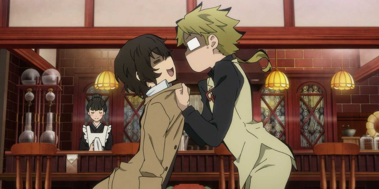 Kunikida nahnevane chytí Dazaia, zatiaľ čo Dazai sa usmieva v Bungou Stray Dogs.