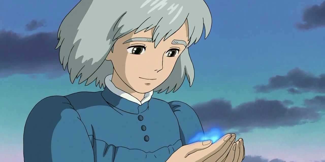 Sophie Hatter, mavi kıvılcımı avuçlarında tutan yaşlı bir kadın rolünde.