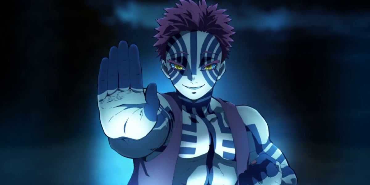 Akaza nimmt in Demon Slayer eine Kampfhaltung ein.