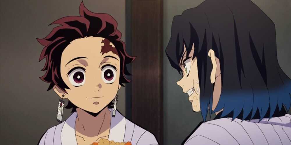 Tanjiro bietet Inosuke Essen an, während sie sich ausruhen