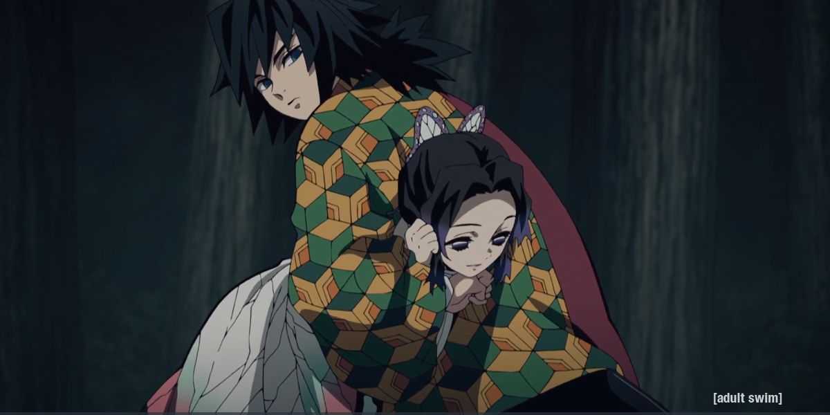 Giyu Tomioka trägt Shinobu Kocho vom Kampf weg, während er ihm über die Schulter schaut.