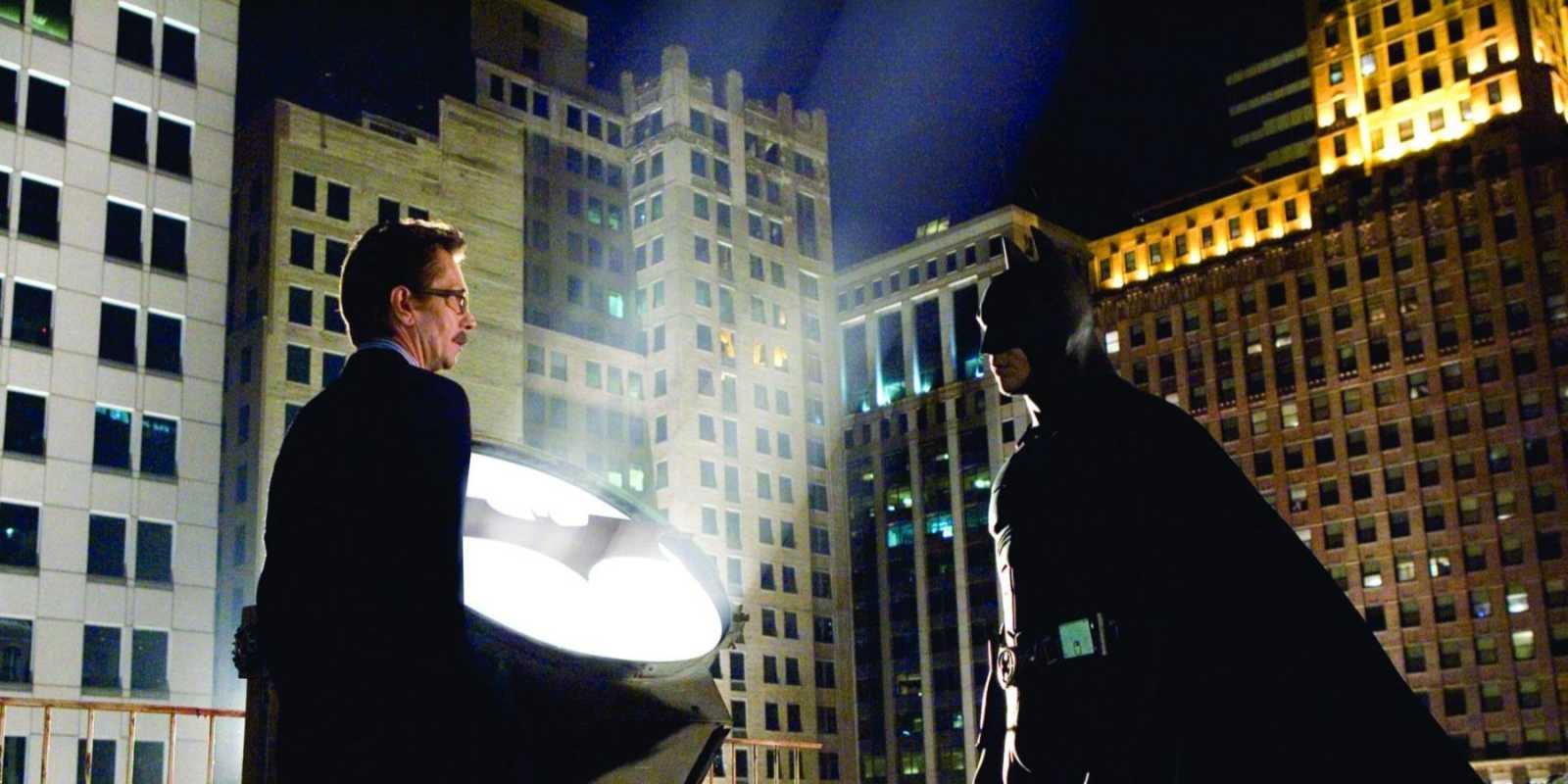 Policajt Jim Gordon, ktorého hrá Gary Oldman, s Baleom