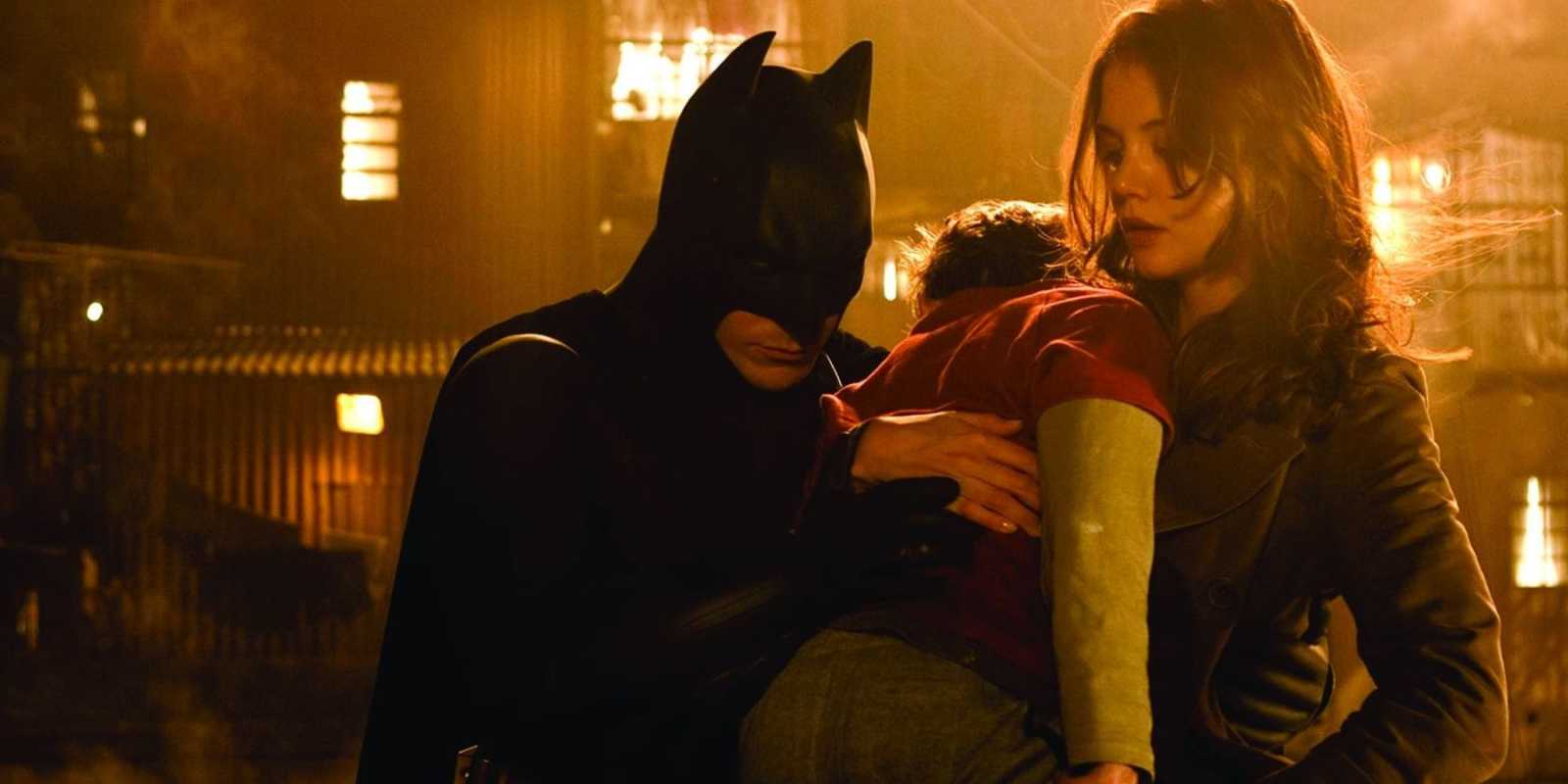 Batman pomáha zachrániť mladého chlapca, ktorého stretol skôr vo filme, s Katie Holmes ako Rachel Dawes