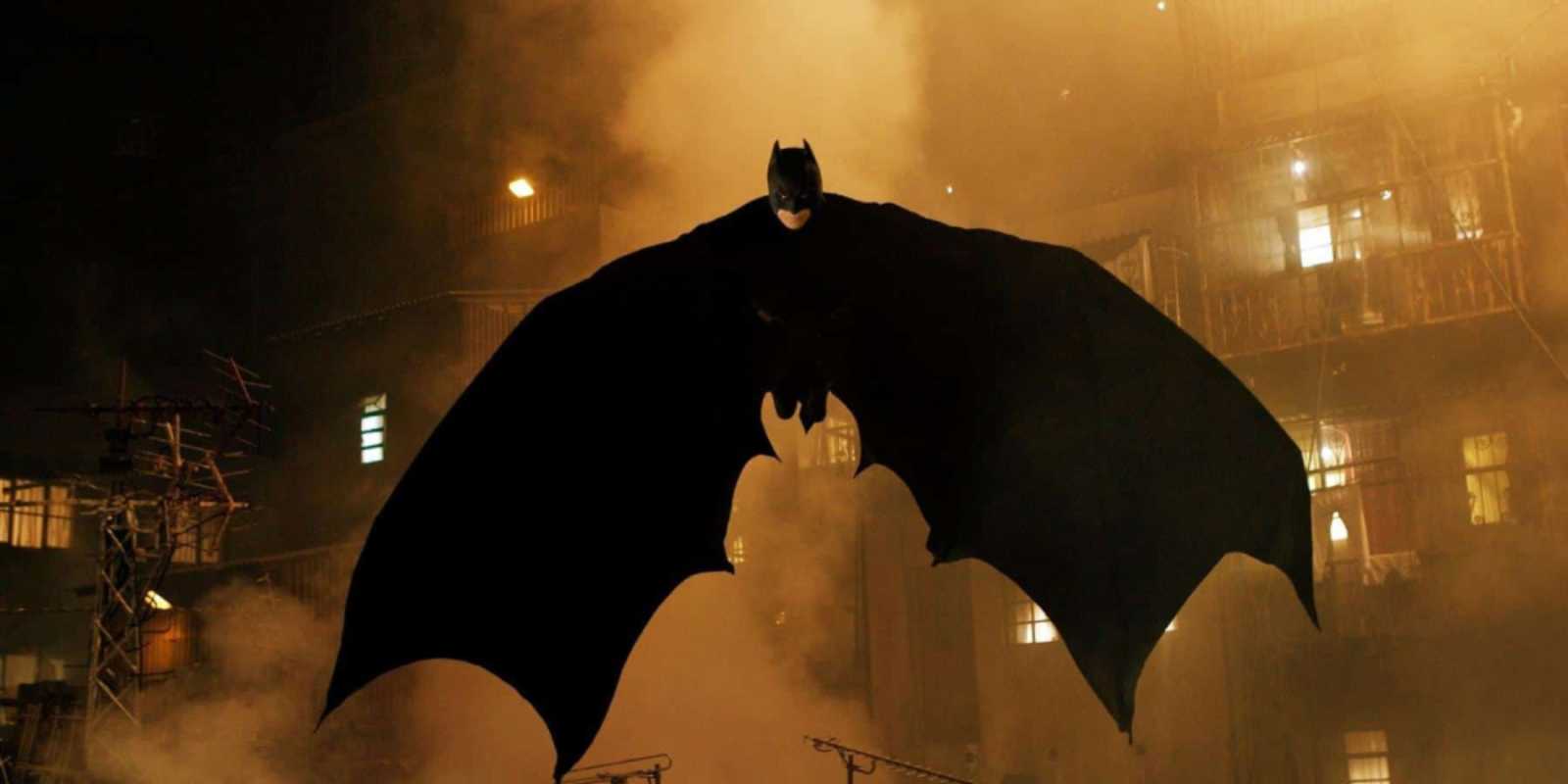Batman je vo filme hrozivou prítomnosťou, najmä keď sa dostane do éteru
