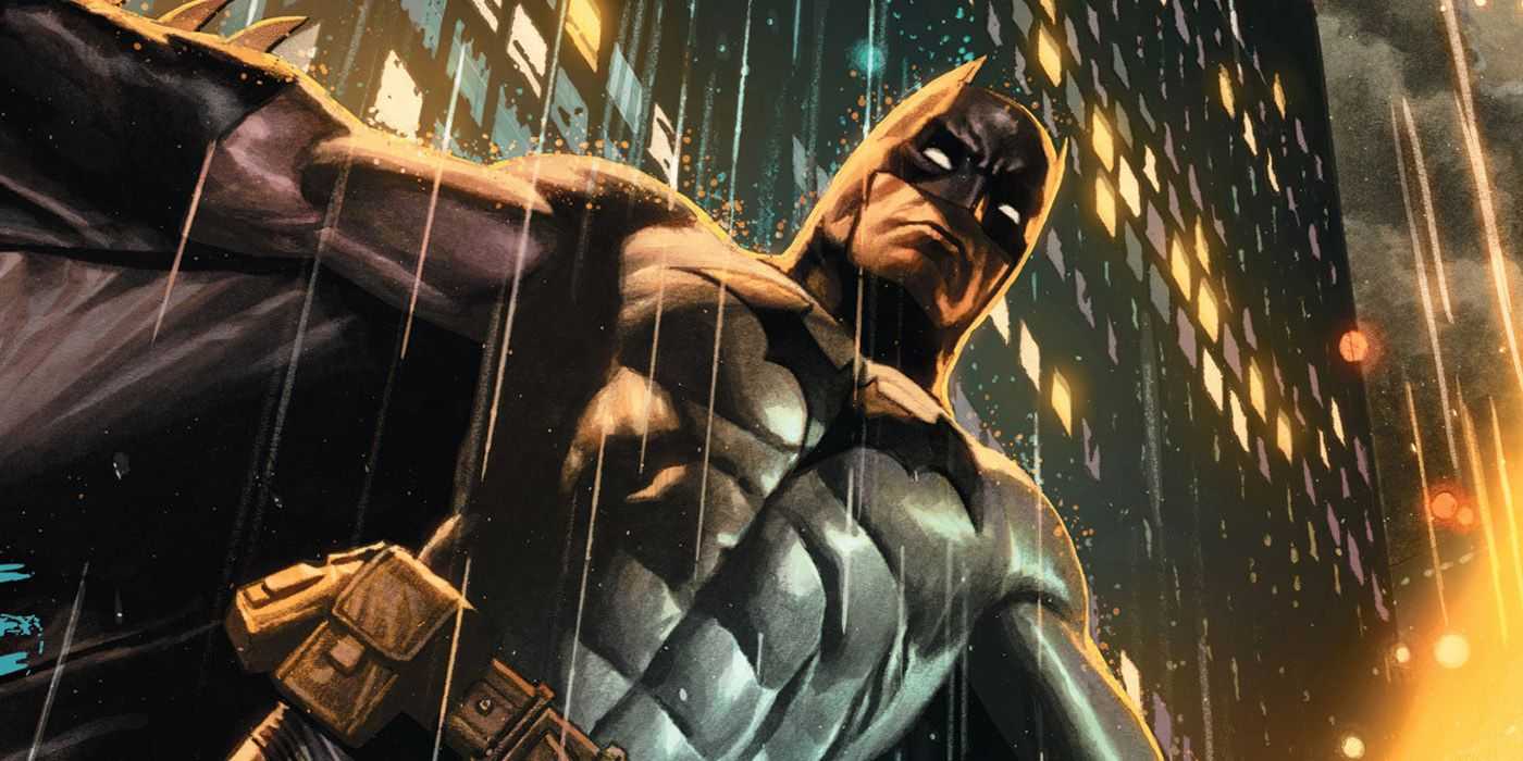 Batman blickt vor einem Stadthintergrund in die Kamera