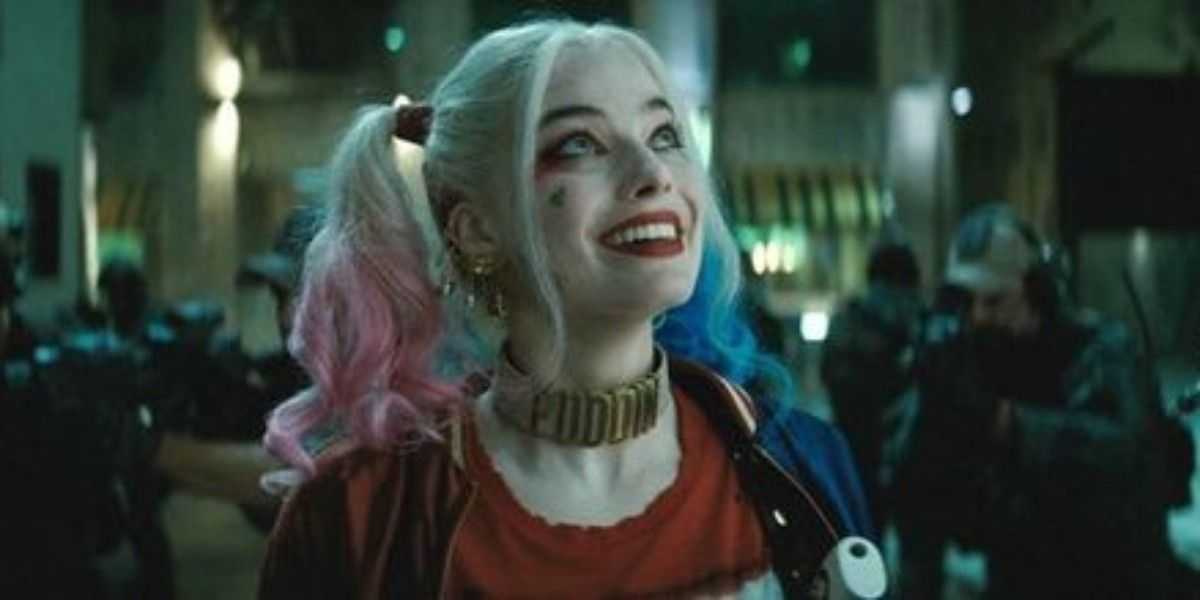 Harley Quinn (Margot Robbie) sonriendo incluso mientras los soldados armados la rodean en Suicide Squad
