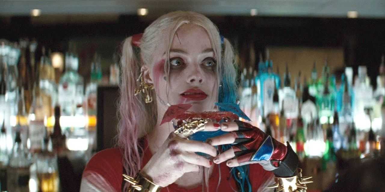Harley Quinn tomando una copa en Suicide Squad