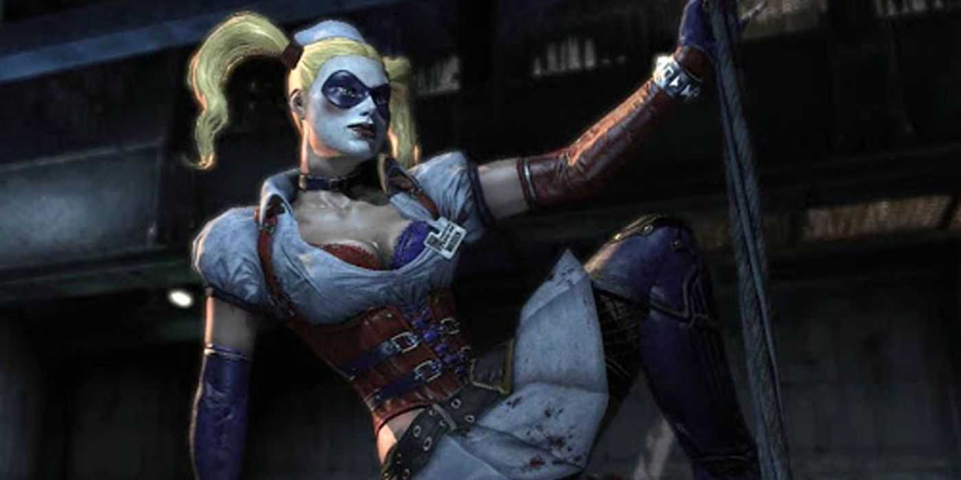 Harley Quinn burlándose de Batman con su uniforme de enfermera en Batman: Arkham Asylum