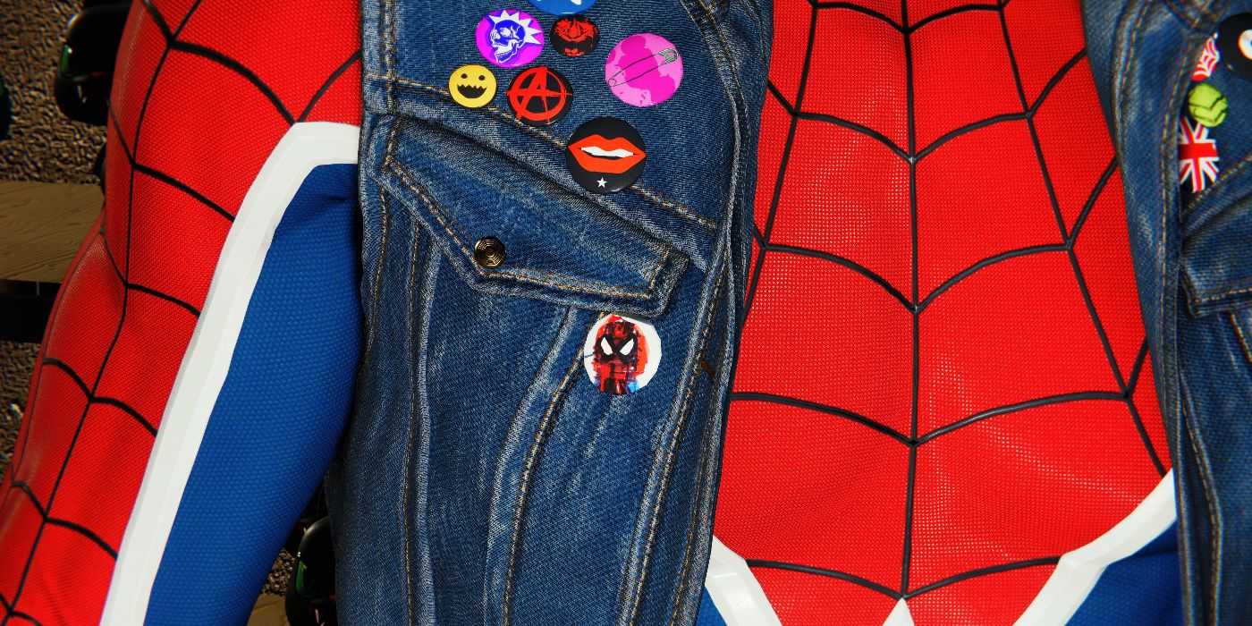 Se ve un pin de Deadpool en Spider-Punk