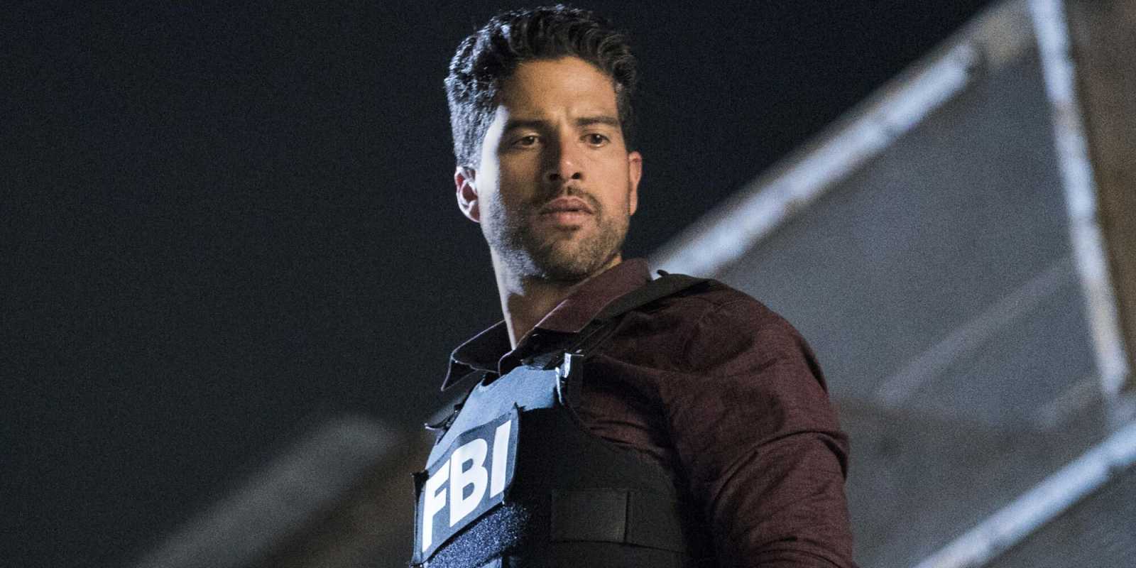 Luke Alvez con chaleco del FBI