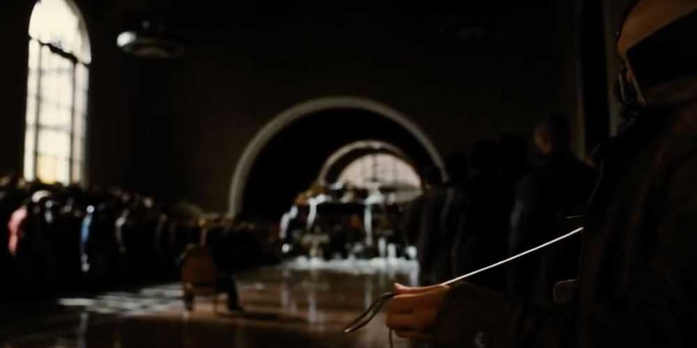 Bane tejiendo en la sala del tribunal en Dark Knight Rises