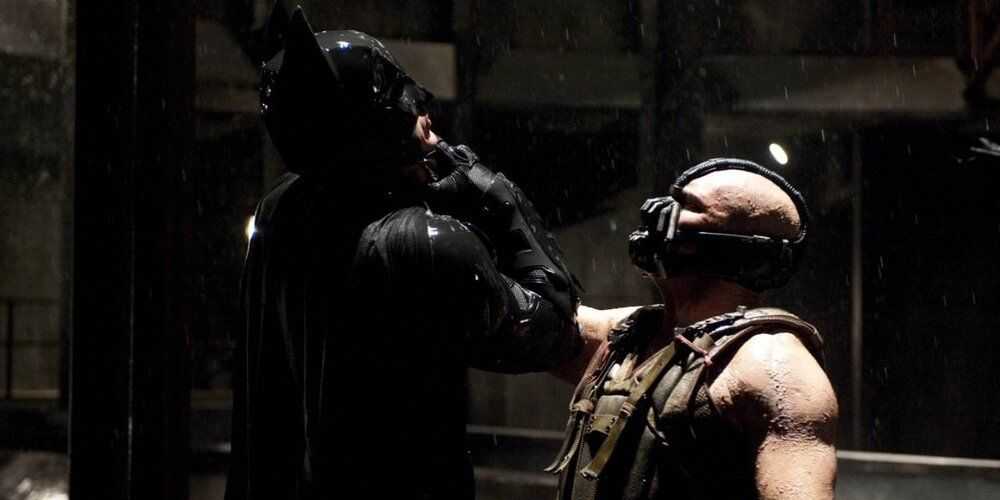Bane sosteniendo a Batman en Dark Knight se levanta