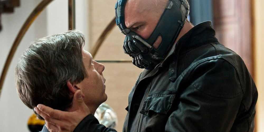 Bane le pregunta a Daggett si se siente en el poder: el caballero oscuro se levanta