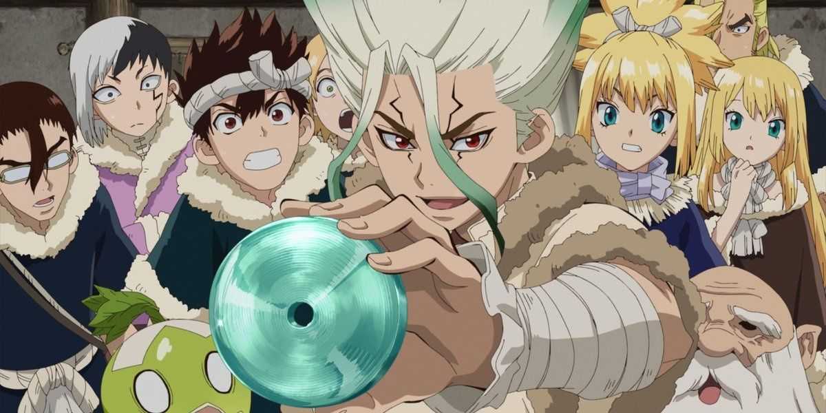 Senku Ishigami del Dr. Stone mostrando a todos su disco de cristal.