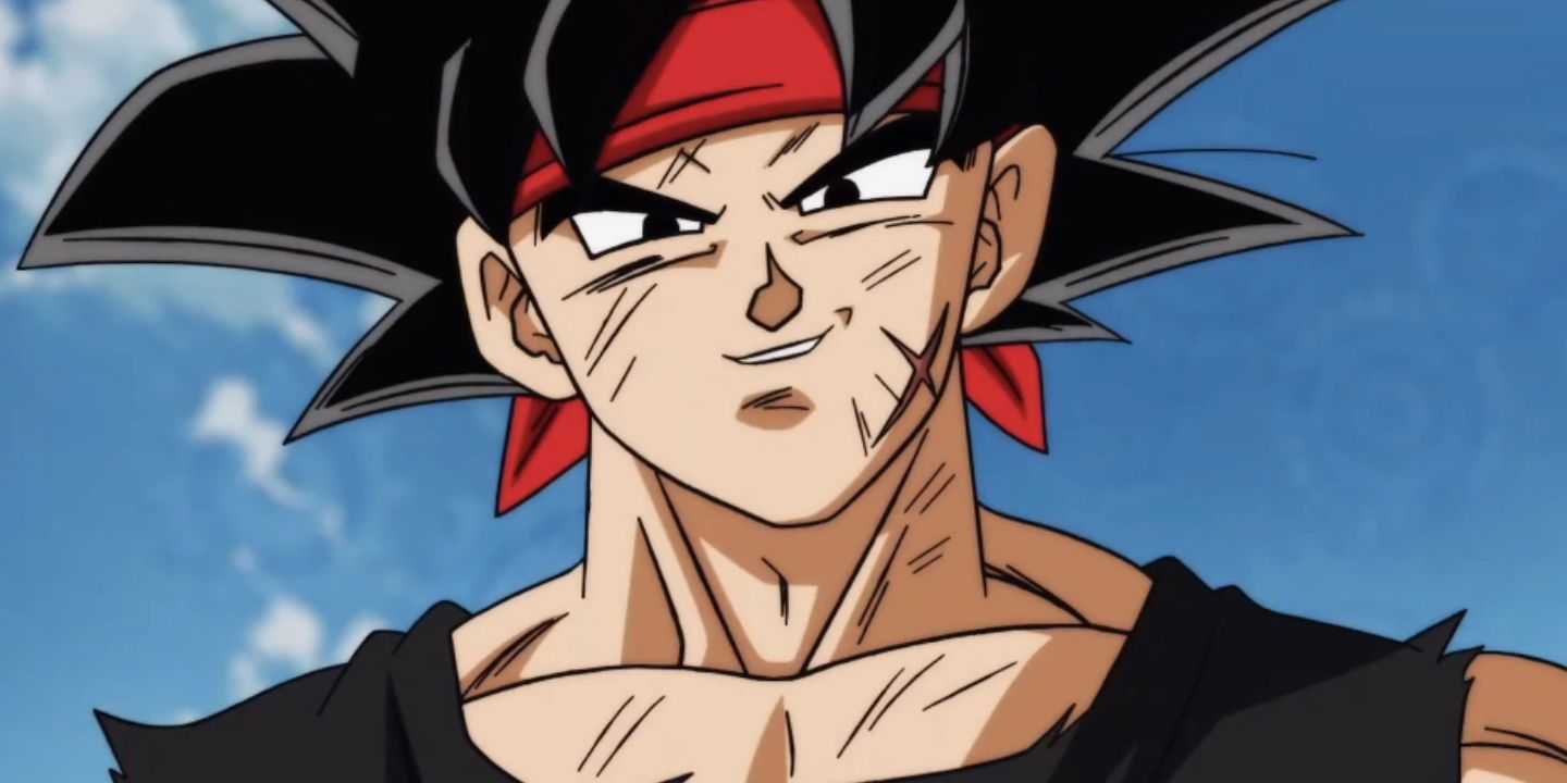 黒いバーダックを着た男が微笑みながら