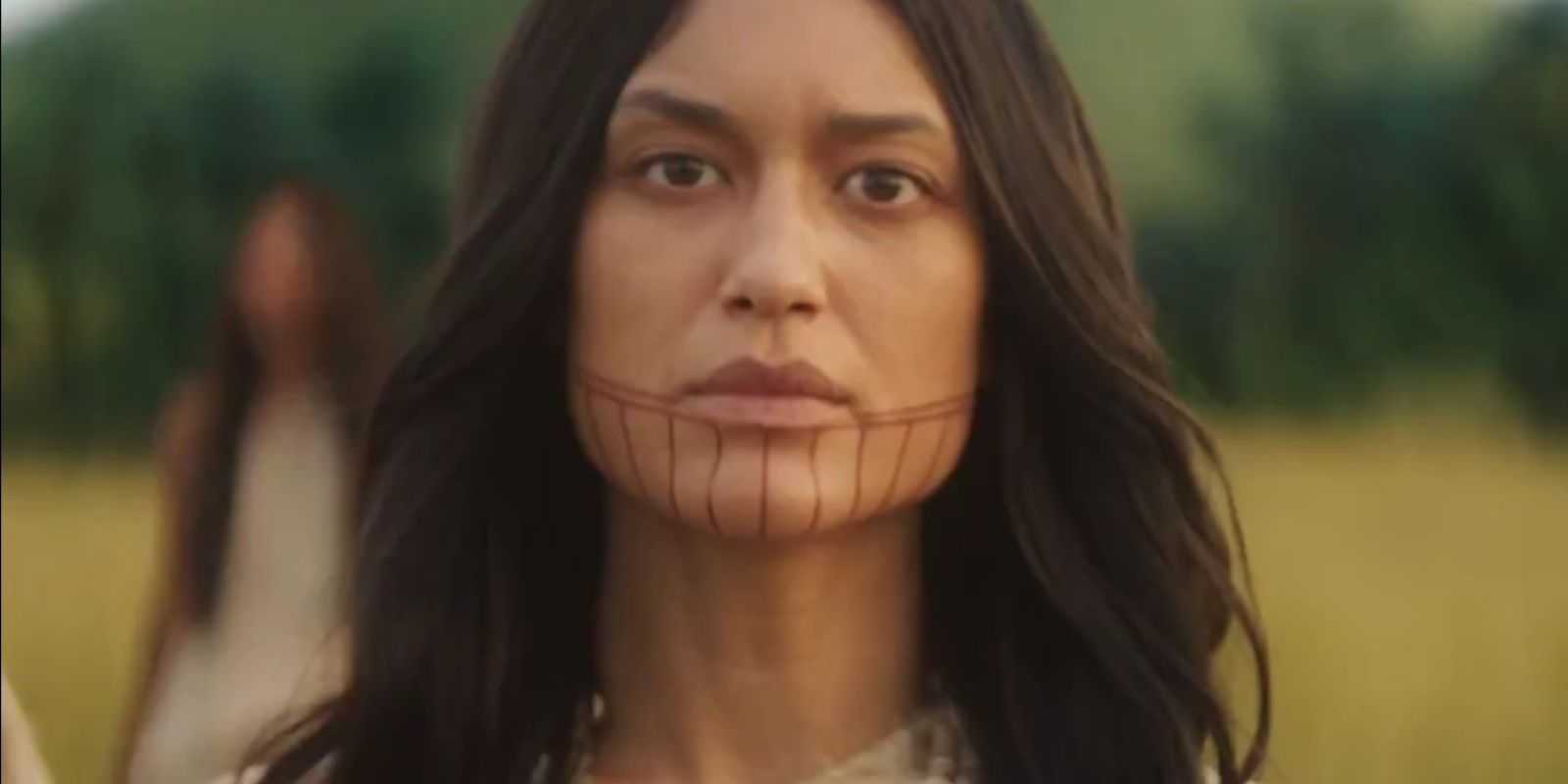 Julia Jones als Chafa, der erste Choctaw, in Echo.