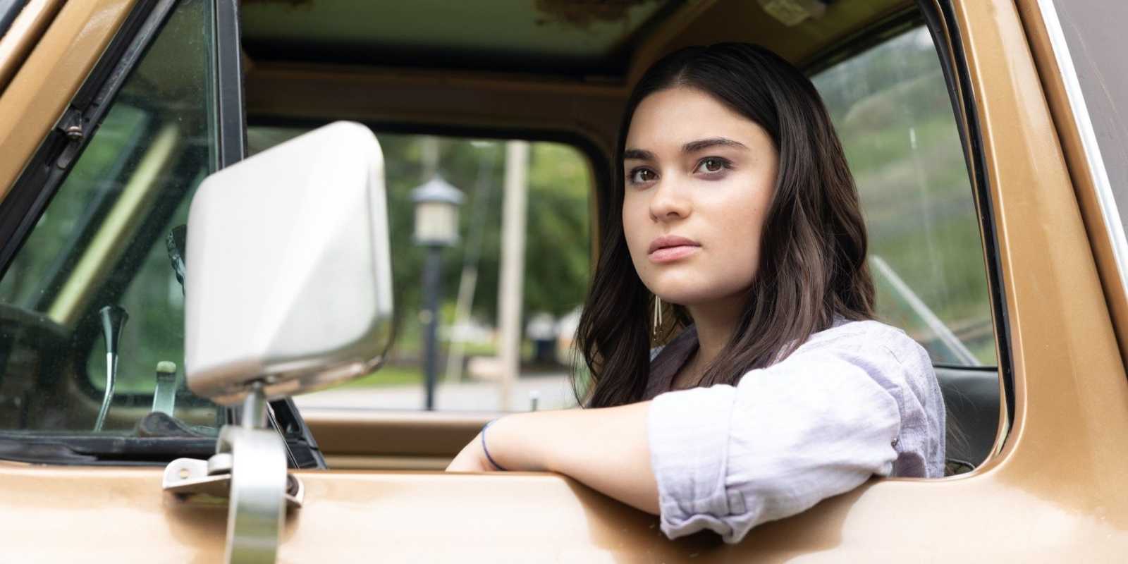 Bonnie (Devery Jacobs) sitzt in Echo in einem Lastwagen.