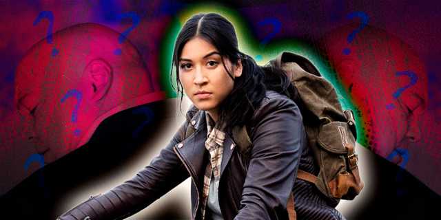 Maya Lopez sitzt auf ihrem Motorrad mit einem künstlerischen Hintergrund von Echo