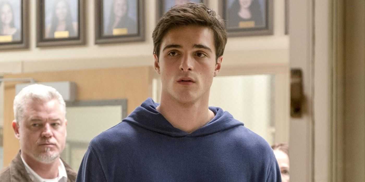 Nate en primer plano y Cal al fondo en Euphoria